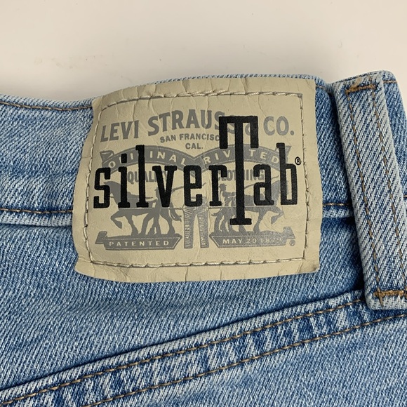 Levi’s Silver Tab MOM jeans Size 28 Light wash denim Distressed tapered Leg - Picture 8 of 14